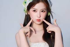 虞书欣戴小方巾娇俏明媚 表情灵动尽显活泼少女感