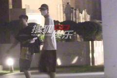林一凌晨下班步伐悠闲 夜幕下高挑身材依旧惹眼
