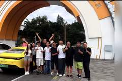 重庆“黄色法拉利”再度携粉丝“打表进藏“,女孩带父亲遗照去看“爸爸亲手种的绿柳”