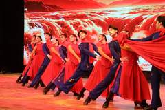 沪疆有戏文艺轻骑兵再赴新疆:演出工坊文创市集齐登场,文化连心桥架起沪疆两地情