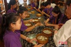 华裔青少年在沪学做南翔小笼包 体验“舌尖上的非遗”