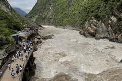 网传香格里拉虎跳峡景区局部山体落石，景区回应