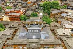 暑期西江千户苗寨排队两小时成常态 景区增派人员疏导秩序并建议错峰入园
