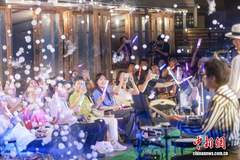 北京：市民游客欣赏露天音乐会度七夕