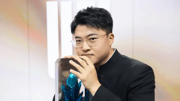 Guma接受采访，直言自己的偶像是uzi，很荣幸从他手里拿过奖杯