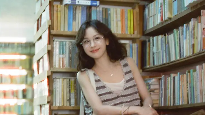陈都灵条纹套装现身旧书店 温婉气质尽显