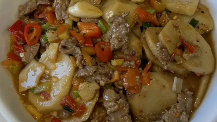 家常芋头焖牛肉裹汁拌饭 软嫩粉糯鲜辣交织成绝佳下饭滋味