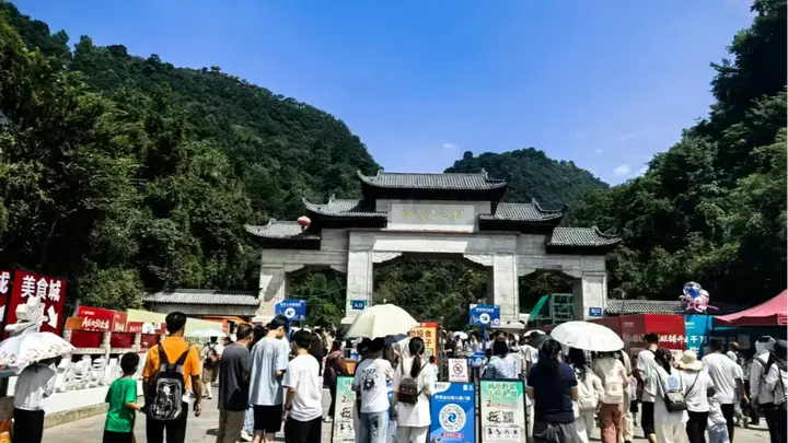暑期旺季游黔灵山，这份安全出行提示请收好筑牢游园防线