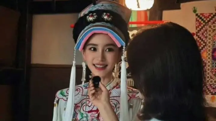 baby羌族改良服饰亮相活动 民族风造型精致亮眼合影超暖心