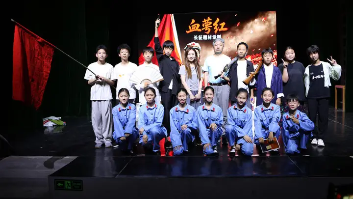 校园话剧《血萼红》在济南演出
