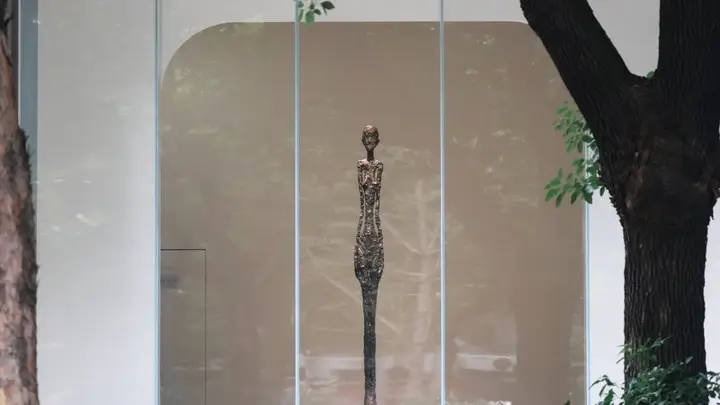 “塑我此生”贾科梅蒂大展明日揭幕，212件藏品铺陈存在与虚空