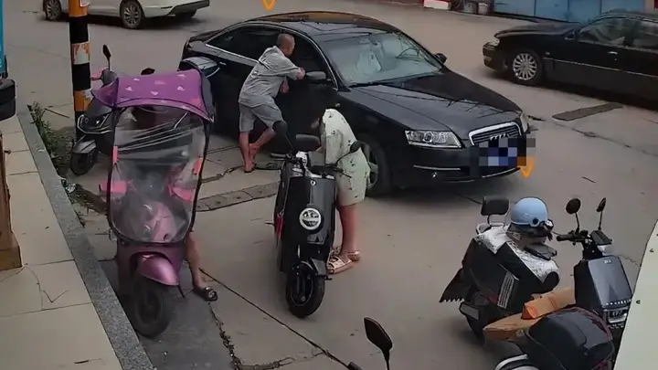 监控曝光:广东一男子快递站捅伤村书记,站门口打110报警,二审维持死刑判决