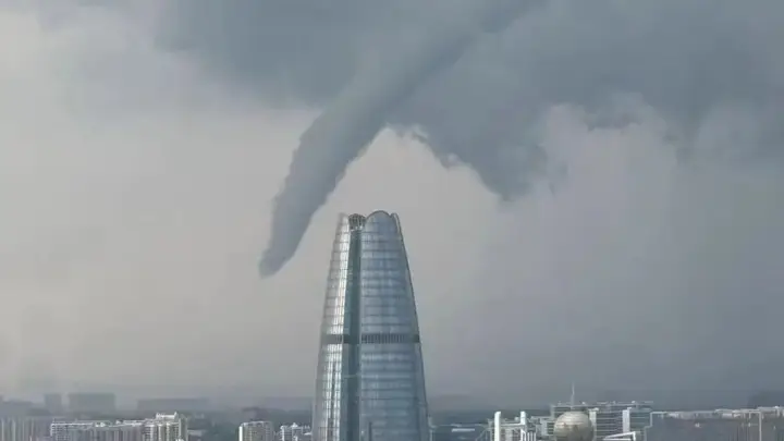 宁波上空出现“龙卷风” 气象台回应:系积雨云中强旋转漏斗状云柱