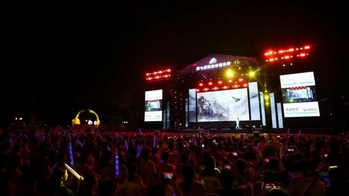 厦门鼓浪屿沙滩音乐会燃情上演 《套马杆》引爆全场