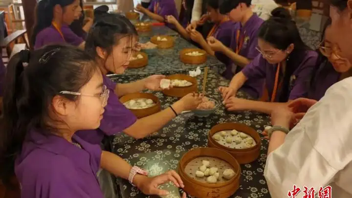 华裔青少年在沪学做南翔小笼包 体验“舌尖上的非遗”