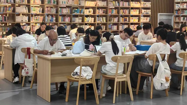 河北曲阳暑期阅读热潮:图书馆服务升级满足民众需求