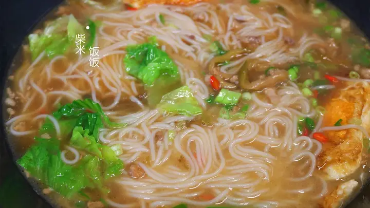 三伏天不用开火!这碗十多分钟搞定的榨菜肉末米粉,汤鲜味美还开胃
