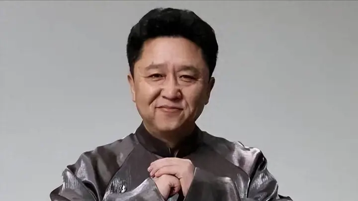 郭德纲翻车后,于谦现状曝光:住600平四合院养天价鱼,全身而退