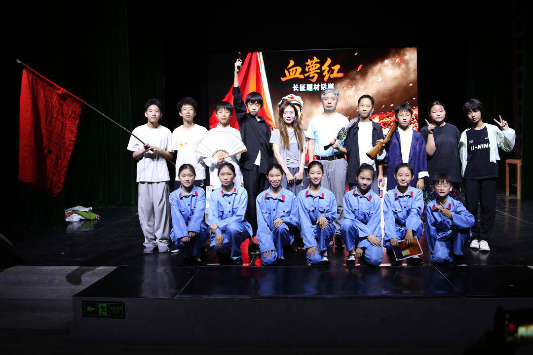 校园话剧《血萼红》在济南演出