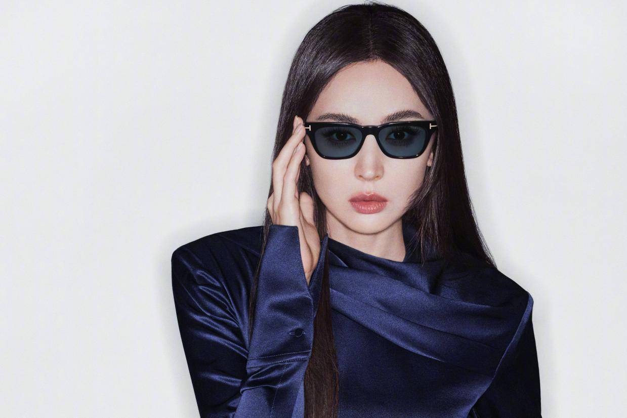 古力娜扎最新时尚大片魅惑性感 化身摩登女郎优雅飒爽