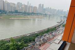 重庆李子坝轻轨站成顶流网红打卡地 “穿楼而过”奇观引游客狂热追捧