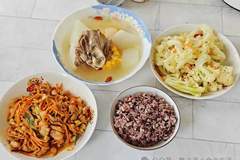 祖孙2人的午餐安排妥当,孩子吃得香,胃口好