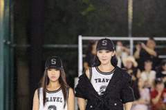 59岁苗圃带女儿走秀,12岁女儿身高超170,当年罗晋掏20万救她爸的瓜,比豪门戏还真