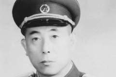 金日成访华,一少将突然搂住他的脖子,周恩来怒批:他已不是营长