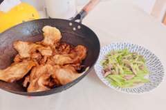 家里那位想吃地锅鸡我只炒芹菜下饭