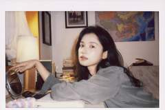 25日张婧仪拍立得大片氛围拉满：黑长直配灰衬衫，清冷疏离的少女感太治愈