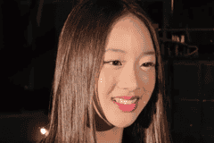 15岁NeiNei独登电影首映礼舞台 蓝色长裙尽显超龄从容气场