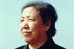 她15岁入党，18岁和主席结婚，如今仍健在，却几乎不出来露面