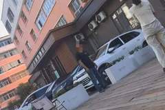 重庆游客伊犁遇酒店满房 睡车内竟被收150元“车上住宿费” 监管介入后酒店退款赔偿