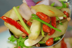 西瓜皮变身爽口小菜！掌握炝汁窍门，几块成本做出夏日解腻佳肴