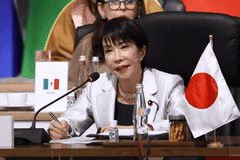 俄朝共谋反日，抢在高市祭鬼前，普京拨通一个电话，措辞极不寻常