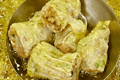 腐皮裹肉馅煎至金黄,复蒸入味尽显家常本味