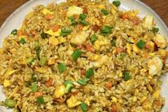 家常咖喱虾仁炒饭这样炒，米饭颗颗裹满酱汁，虾仁Q弹一口超满足