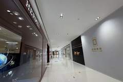 国际金价暴跌65%后，老铺黄金排队盛况不再，“东方硬奢梦”还能撑下去吗