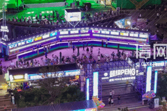 金沙滩啤酒城亮相巨型X形精酿酒墙 300个酒头打造户外品酒新地标