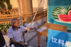 景区帮七旬老人收空瓶获赞，回应：老人不是npc，“银票”换空瓶活动时间不固定