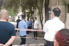 一对夫妇雨天出门疑因电线掉落被电身亡，儿子正读大三，女儿才11岁，儿子：妈妈先触电倒地，爸爸去救跟着倒下