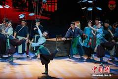 杂技剧《西湖传说·白蛇》南宁上演 重现西湖边千古仙话