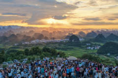 8月阳朔杨梅岭峰林美景出圈 各地游客赴这场自然盛景赴约