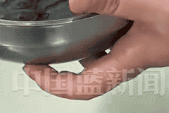 “深色蛋糕上热搜引争议，行业专家解读色素使用真相”