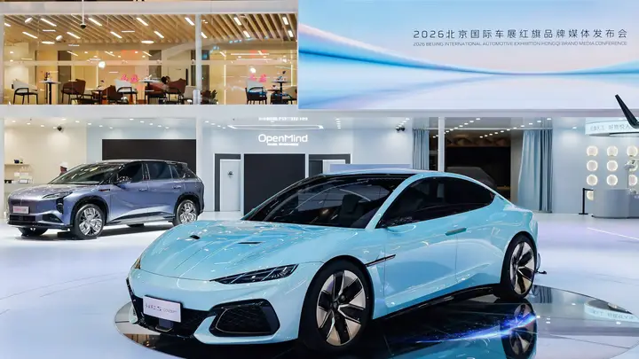 一针一线的东方气韵，一算一控的未来图景，红旗演绎双轨并进