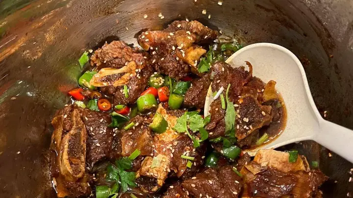 这才是牛仔骨的天花板做法，咸香入味口感丰富，太过瘾了