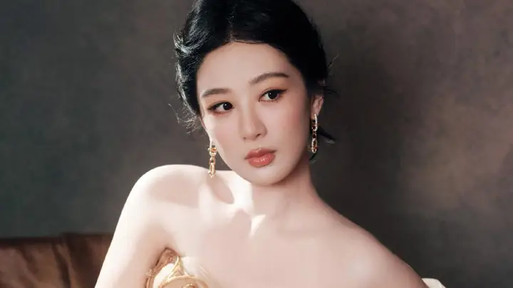 杨紫穿鎏金闪钻礼裙光彩照人 盘发造型优雅温婉气质佳