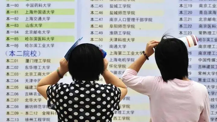 高校大规模撤并专业 “万金油”专业遭遇冷遇 考生如何应对专业选择挑战