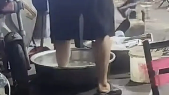 安徽一烧烤店员工用洗菜盆涮脚被停业整顿