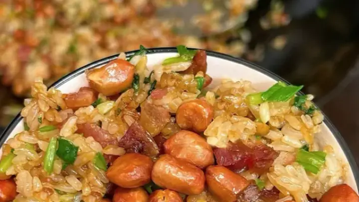 腊味糯米饭:油润软糯,咸甜交织的冬日暖食